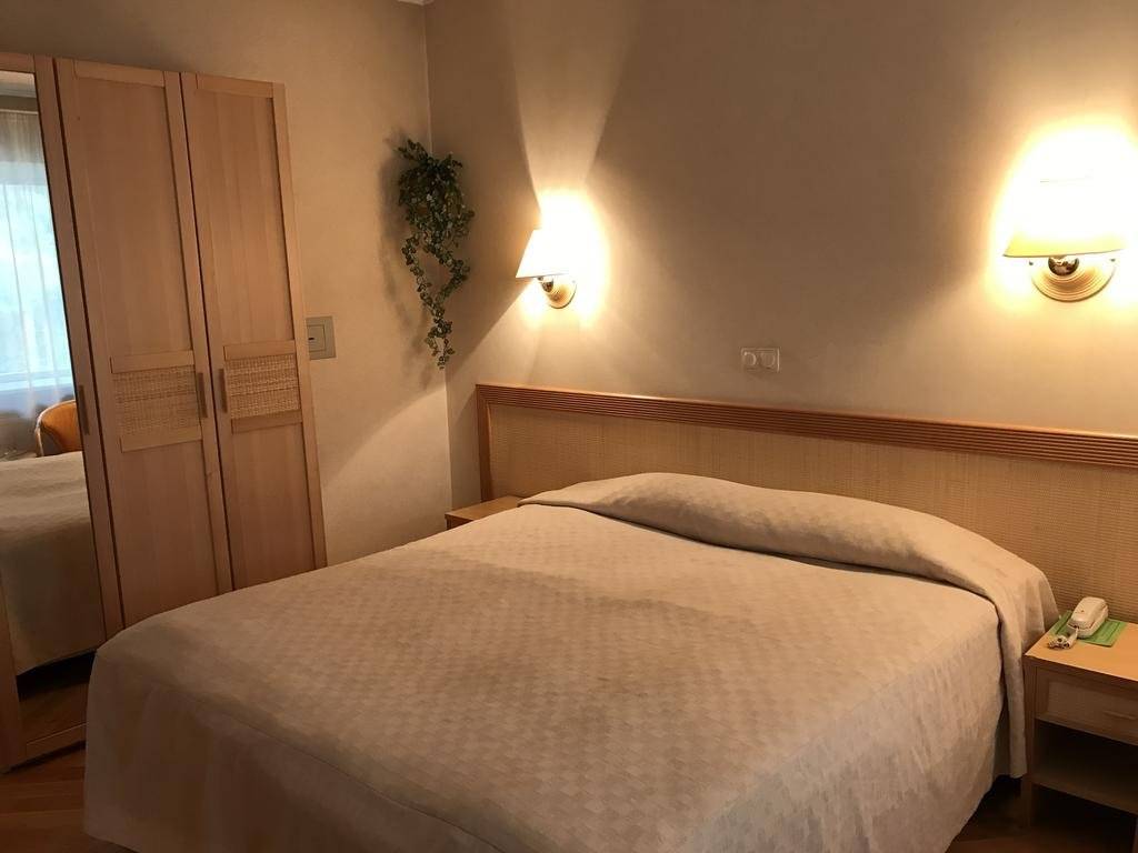 Фотографии номера Двухместный номер с 1 кроватью или 2 отдельными кроватями, вид на сад в Гостинице Тирс Отель Плешково